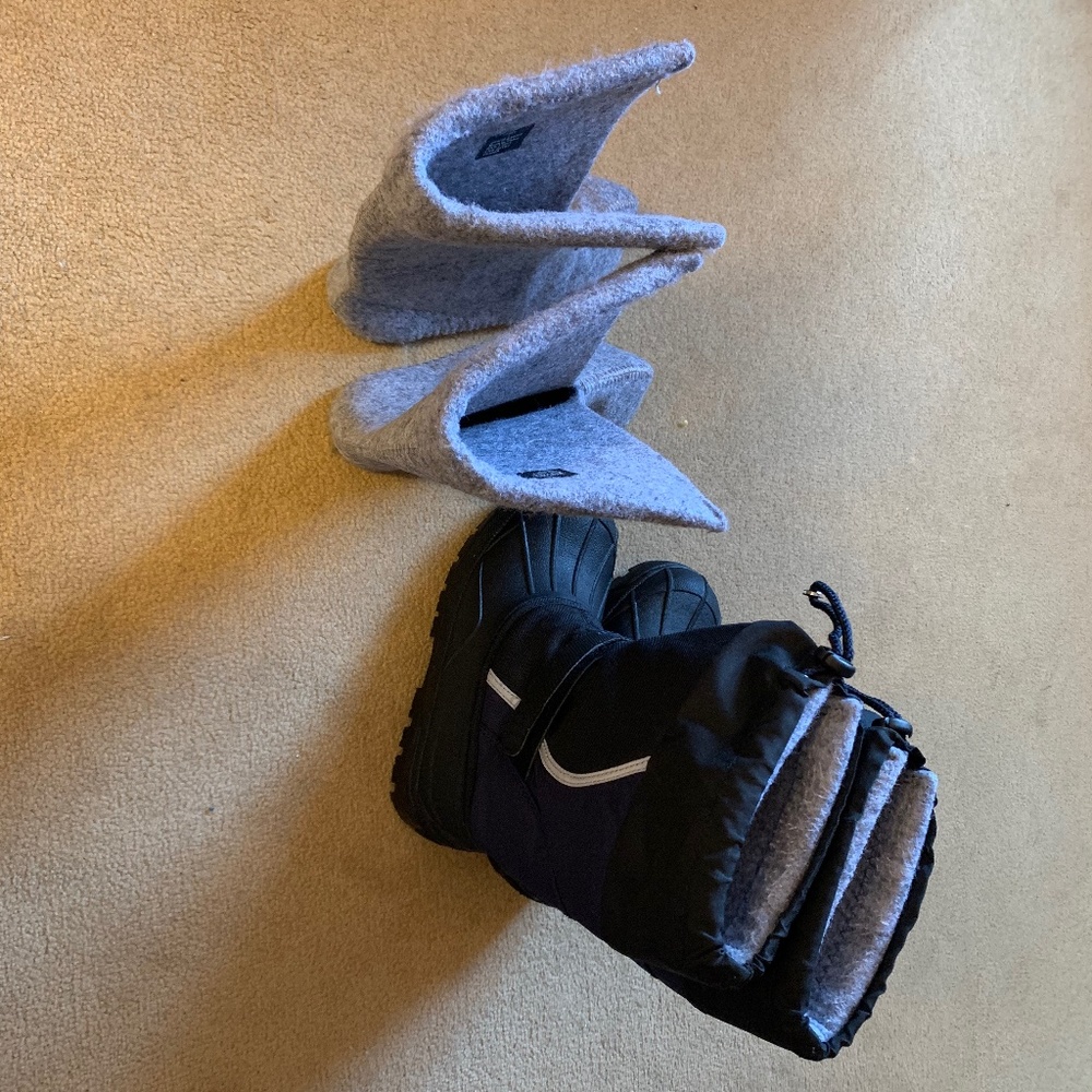 LL Bean Northwoods kids boots. Size 3. Bright Navy.